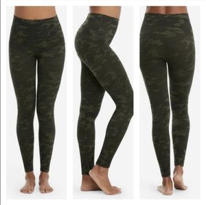 SPANX Look at Me Now Seamless Leggings in Green Camo size Large